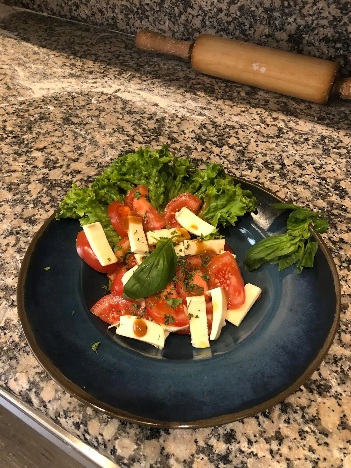 Italienische Caprese mit Tomate, Mozzarella und Basilikum