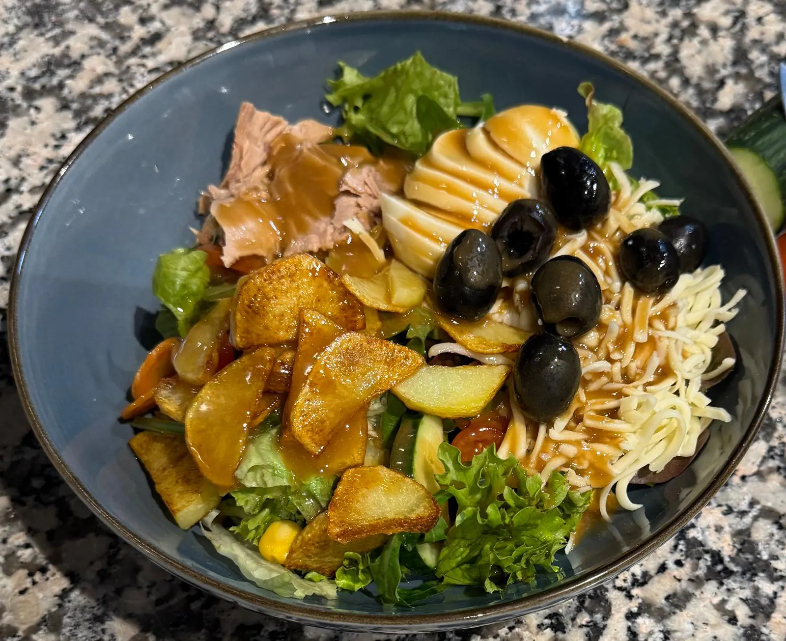 Frischer italienischer Salat Nicoise mit Ei, Oliven und Kartoffeln