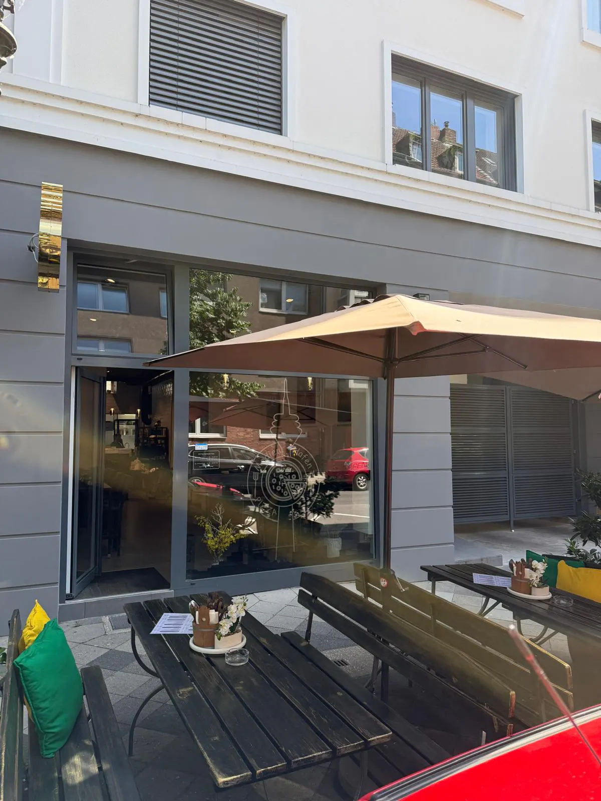 Eingang und Terrasse der Pizzeria am Medienhafen