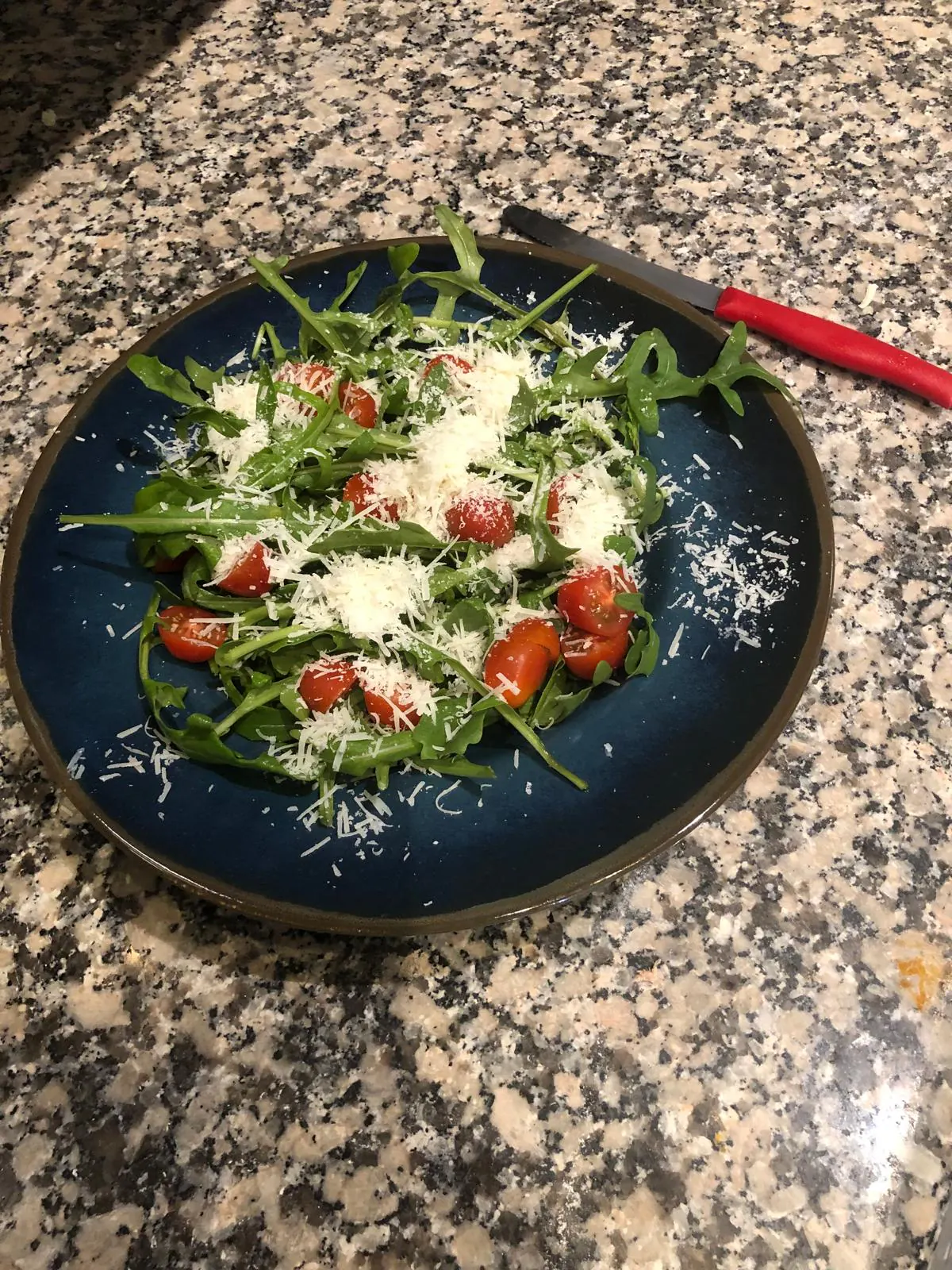 Frischer Rucola-Tomaten-Salat mit Parmesan