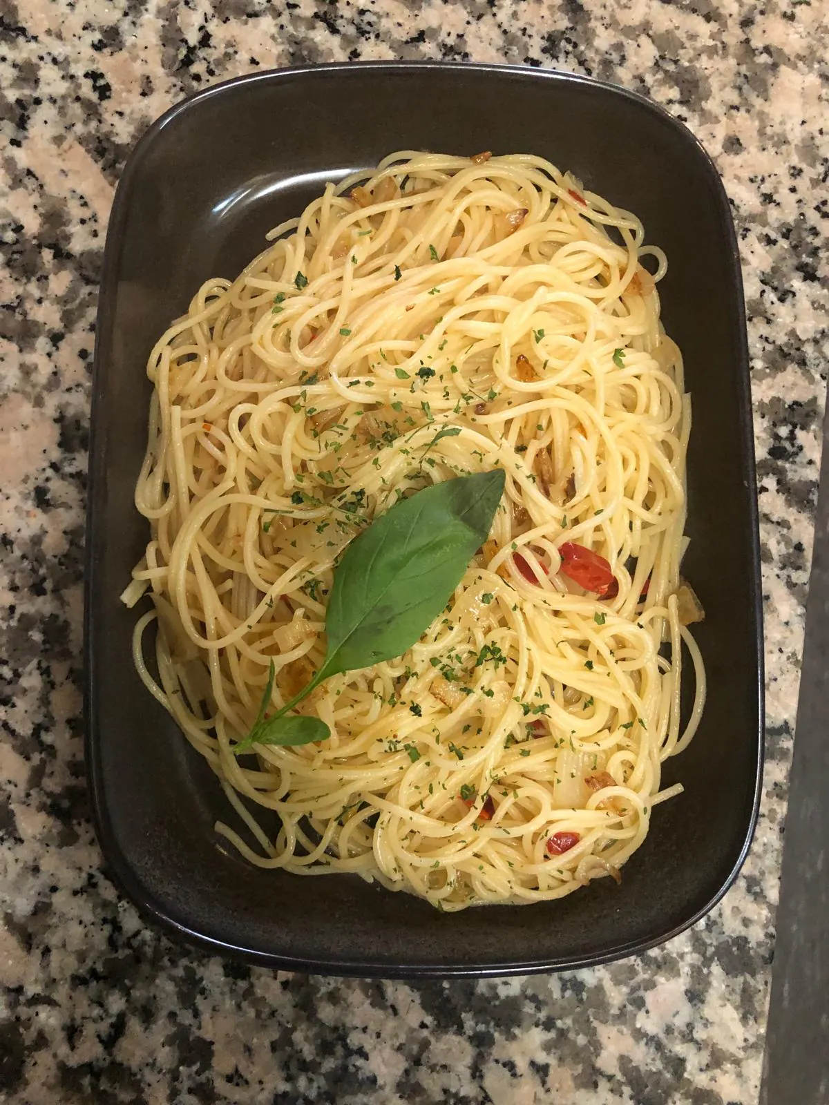 Italienische Spaghetti mit Basilikum in Düsseldorf