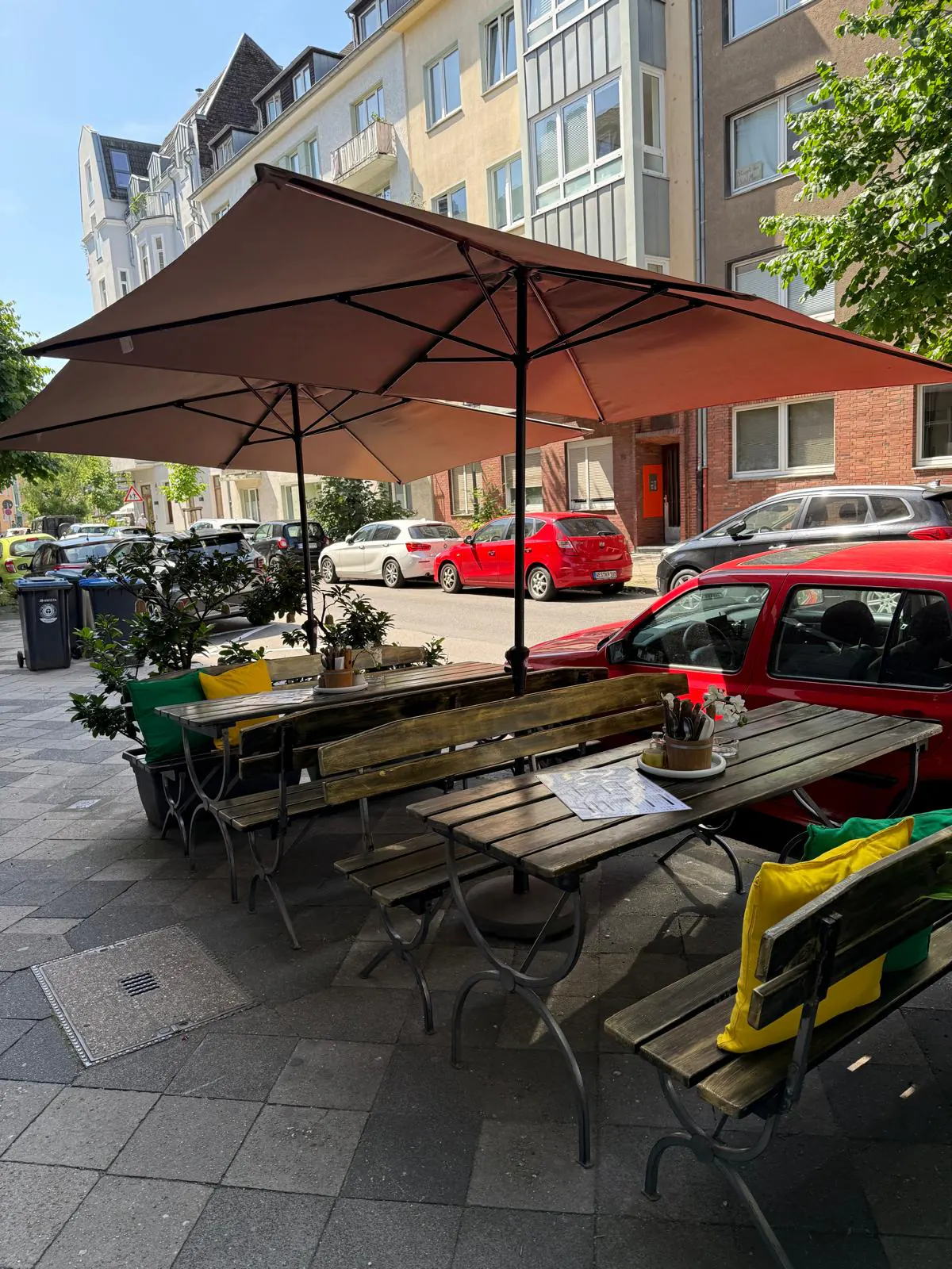 Sitzplätze auf der Terrasse der Pizzeria am Medienhafen
